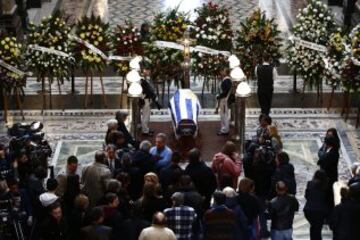 Imagen de la capilla ardiente en el Palacio Legislativo de Montevideo con el féretro de Alcides Ghiggia.