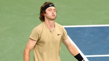 Andrey Rublev se lamenta durante su partido ante Emil Ruusuvuori en el Dubai Duty Free Tennis Championship en el Dubai Duty Free Tennis Stadium de Dubai, Emiratos Arabes Unidos.