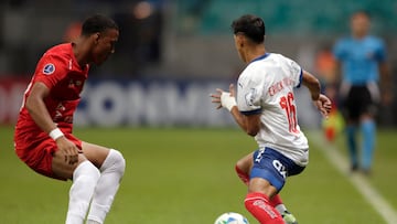 Bahia's forward #16 Erick Pulga (R) controls the ball past America de Cali's midfielder #77 Kener Gonzalez (L) during the Copa Sudamericana knockout round play-off football match between Brazil's Bahia and Colombia's America de Cali at the Arena Fonte Nova stadium in Salvador, state of Bahia, Brazil on July 15, 2025. (Photo by Arisson MARINHO / AFP)