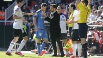 Sarabia habla con Quique Sánchez Flores en Valencia.