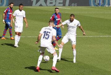 Benzema con el balón. 








