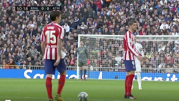 El gesto que da lugar a mil y una interpretaciones: el lesionado Morata, al quitarle Simeone