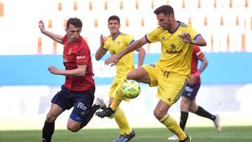 PAMPLONA, SPAIN - MAY 11: Pedro Alcala of Cadiz CF is closed down by Ante Budimir of CA Osasuna during the La Liga Santander match between C.A. Osasuna and Cadiz CF at Estadio El Sadar on May 11, 2021 in Pamplona, Spain. Sporting stadiums around Spain rem