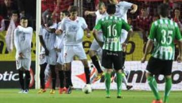 <b>REY DEL DERBI. </b>Beñat, el más listo de la clase, golpea con el interior mientras Fazio, Negredo y Rakitic saltan en la barrera.