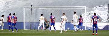 Gol 3-1 para el Eibar. Pedro León ejecutó el lanzamiento de esquina, el balón se quedó muerto en el área tras un rechace, le cayó a De Blasis y su disparo, tocó en la espalda de su compañero Bigas y despistó lo justo a Courtois