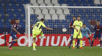 ¡Empata el partido el líder, con algo de fortuna! ¡Disparó Llorente desde el balcón del área, la tocó con la frente Rober Pier y dejó vendido a Aitor, que se quedó anclado en el suelo!