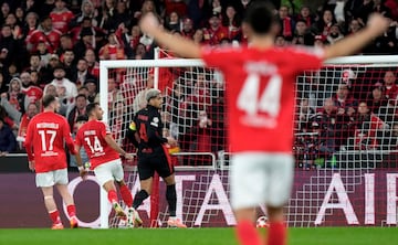 2-1. Error del Barcelona. ?lex Balde y Wojciech Szczesny chocan en una mala salida del guardameta polaco y el baln le cae a Vangelis Pavlidis, que conduce hasta el rea y remata a puerta vaca el segundo de las ?guilas.