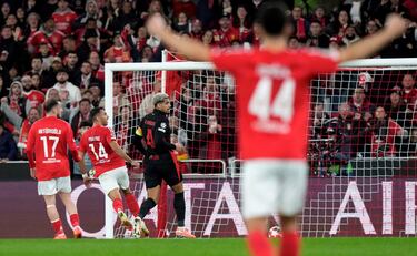 2-1. Error del Barcelona. Álex Balde y Wojciech Szczesny chocan en una mala salida del guardameta polaco y el balón le cae a Vangelis Pavlidis, que conduce hasta el área y remata a puerta vacía el segundo de las Águilas.