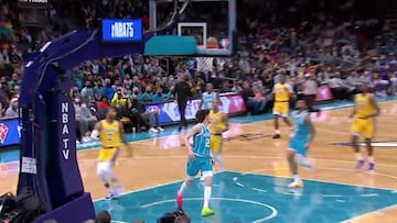 Las cosas de LaMelo: broche con mucha clase para una contra espectacular