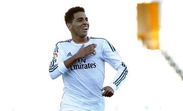 Con 16 a?os, Omar Mascarell lega al Juvenil del Real Madrid y logra alcanzar un buen nivel en el Castilla. Tambi¨¦n form¨® parte del elenco de j¨®venes que viajaron a Estados Unidos, y pudo disputar m¨¢s de dos horas de juego en los dos ¨²ltimos partidos ante Manchester United (73¡¯) e Inter de Mil¨¢n (68¡¯). Aunque solamente jug¨® un partido con el Real Madrid, en 2013 ante Osasuna. Destac¨® especialmente en la Bundesliga, con el Shalke 04, donde lleg¨® a ser capit¨¢n, un hito que ya hab¨ªa alcanzado otro madridista como Ra¨²l Gonz¨¢lez Blanco.