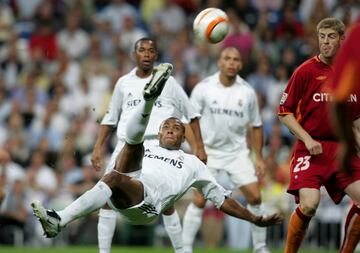 Tras deslumbrar en el Sevilla el Madrid se lanzó a por 'La Bestia'. Dejó en el recuerdo blanco un gol de chilena al Betis y otro en el Camp Nou ante el Barcelona. No tuvo suerte en su primera temporada en el Madrid y se marchó cedido al Arsenal. Regresó y ayudó al equipo a ganar la Liga 2007-2008. En total fueron 77 partidos de blanco, antes de irse, como Cicinho, al Roma.