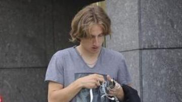<b>OPCIÓN. </b>Modric que puede ser titular abandona su hotel ayer.