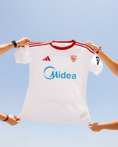 Tras una temporada para el olvido, los sevillistas lucirán una equipación blanca con las clásicas líneas de Adidas en rojo con el objetivo de superarse y no volver a toquetear con el descenso.