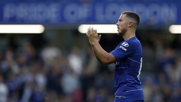 Eden Hazard aplaude a la afición del Chelsea en el primer duelo de la temporada en Stamford Bridge ante el Arsenal.
