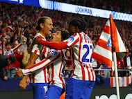 Lookman celebra con Marcos Llorente y Giuliano Simeone su gol ante el FC Barcelona.