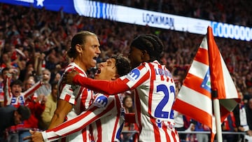 Lookman celebra con Marcos Llorente y Giuliano Simeone su gol ante el FC Barcelona.