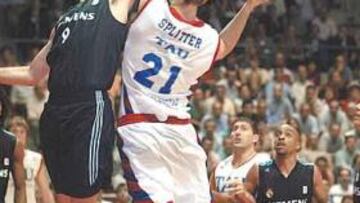 <b>ENTREGA. </b>Los pívots blancos (en la imagen, Fotsis ante Splitter) anotaron y rebotearon más en el primer duelo.