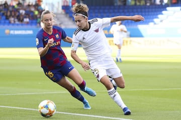 La jugadora del Barcelona, Caroline Graham Hansen corre tras la jugadora del Tacon, Esther.

