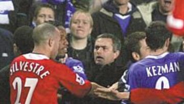 <b>EN TODOS LOS LÍOS. </b>Mourinho, involucrado en uno de los roces del Chelsea-Manchester United.