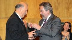El seleccionador nacional de f&uacute;tbol, Vicente del Bosque, recibe de manos del alcalde Juan Alberto Belloch la Medalla al M&eacute;rito Deportivo &quot;Ciudad de Zaragoza&quot;.