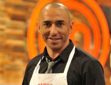 El ex delantero de Universidad de Chile ha hecho de todo. Lo último fue su participación en el reality Master Chef, pero antes cantaba cuecas choras con su grupo.