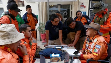 Topos Azteca rescue group leader Hector Mendez, known as El Chino, 78, prepares with his group before heading out to search for bodies, after flooding caused by heavy rains in Valencia, Spain, November 14, 2024. REUTERS/Eva Manez