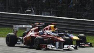 <b>A POR TODAS. </b>Alonso hizo todo lo posible para que Vettel no le adelantara, pero el alemán le pasó después de la salida del asturiano. Al final bromearon antes del podio.