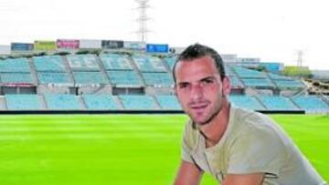 <b>EL COLISEUM A SUS PIES. </b>Soldado, que ha empezado muy fuerte la temporada, con tres goles en la primera jornada, posa en su estadio.