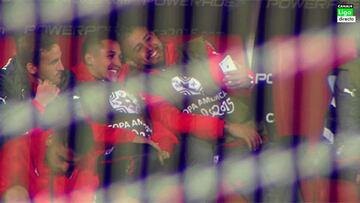 Vidal sacó el móvil durante el partido para hacerse un 'selfie'