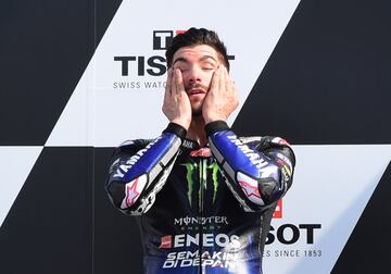 Maverick Viñales en el podio del Gran Premio de Emilia Romagna.