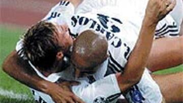 <B>ALEGRÍA DESBORDADA</B>. Roberto Carlos y Guti se abrazan tras conseguir el primer gol para el Real Madrid en el Olímpico de Roma.