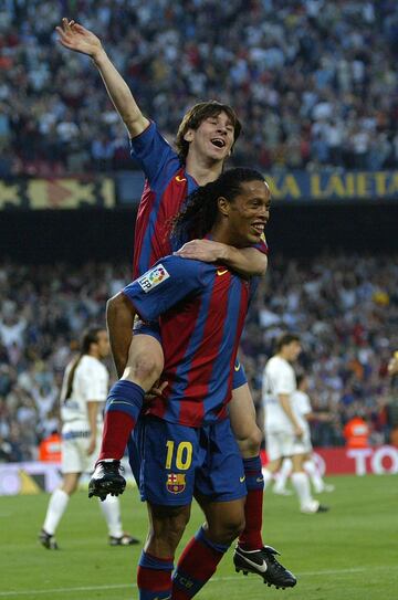 El 1 de mayo de 2005, el jugador argentino marcó su primer gol con el Barcelona en Primera División, fue el 2-0 ante el Albacete en el Camp Nou. En el último minuto del partido, Messi recibió un gran pase de Ronaldinho, esperó la salida de Valbuena y con la zurda puso el balón por encima del portero. En la foto, Messi celebra el gol con Ronaldinho. 