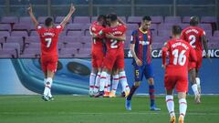 Los jugadores del Granada celebran el 1-2 ante el Barcelona.