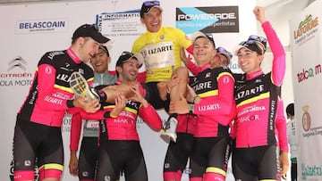 Richard Carapaz celebra con sus compañeros una victoria con el maillot del equipo Lizarte.