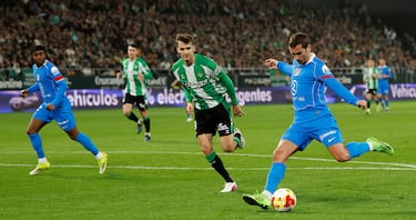 0-4. Otro contragolpe letal. El debutante, Ademola Lookman, avazan desde el centro del campo, le dobla Antoine Griezmann, le asiste el delantero nigeriano y el mediocentro francés bate a Adrián.