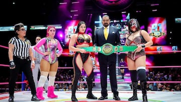 Momento en que Persephone y Zeuxis posan previo a la lucha por el título Universal del CMLL.