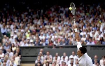 Novak Djokovic durante la final masculina de Wimbledon.