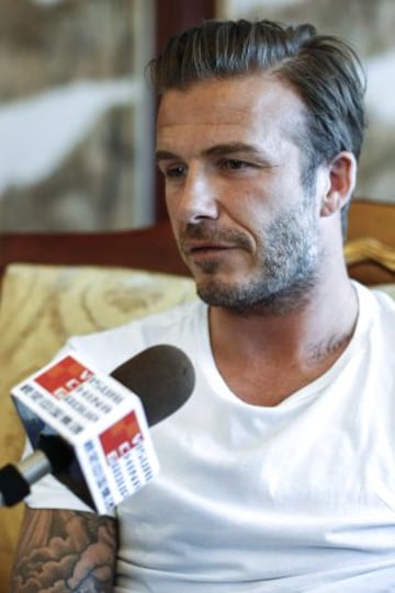 David Beckham habla con los medios de comunicación después de llegar al aeropuerto internacional de Pekín el 17 de junio de 2013 en Beijing, China.