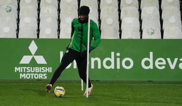 Sekou Gassama, del Racing, entrenando en El Sardinero.