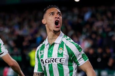 El Manchester United pagó 95 millones de euros por Antony y a los tres años, en enero de 2025, lo cedió al Real Betis tras no rendir como se esperaba. No obstante, en el club verdiblanco encontró su hogar, siendo una de las grandes estrellas de LaLiga durante la última mitad de la temporada. El bautizado por la afición como ‘Antonio de Triana’ brindó nueve goles y cinco asistencias, además de ser clave en el camino para llegar a la final de la Conference League. El Benito Villamarín nunca olvidará los logros, la magia y, sobre todo, la garra con la que jugaba el extremo de Osasco.