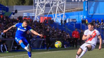 Portu realiza un centro en presencia de Fran Garc¨ªa.