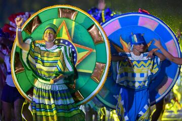 En la ceremonia de inauguración de la Copa América, cada país está representado, no solo por los trajes típicos, sino por un niño con el uniforme de cada selección. Ha sido un espectáculo lleno de luces y donde los niños fueron los protagonistas.