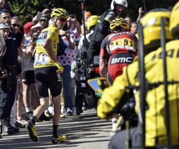 El líder del Tour de Francia sale corriendo tras sus rivales