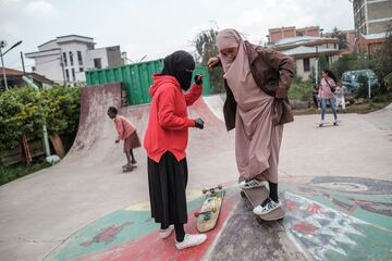 Las ni?as patinan en un parque de skate como parte de un entrenamiento semanal del grupo Ethiopian Girls Skate, en Addis Abeba, Etiop¨ªa. El Ethiopian Girls Skate es una iniciativa que promueve el skateboarding entre ni?as de diferentes or¨ªgenes sociales para para mejorar su salud mental y empoderarlas. El grupo fue fundado hace 2 a?os por los skaters Sosina Chala y Mickey Asfaw, y en ¨¦l participan alrededor de 35 chicas.
