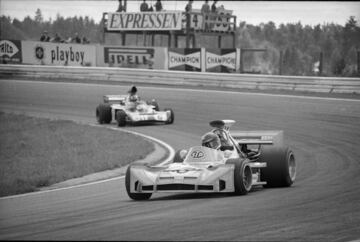 Este piloto británico llegó a competir en 28 grandes premios de Formula 1 y, aunque nunca llegó a puntuar, sí consiguió cinco top-10 en las tres temporadas que corrió entre 1971 y 1973. Tras su retirada, se mudó a Estados Unidos, donde murió en 1988 con complicaciones derivadas del SIDA después de que viviera los últimos años de su vida en el anonimato.   