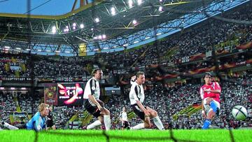 Czech Republic&#039;s Milan Baros (R) scores as Germany&#039;s (L to R) Oliver Kahn, Jens Nowotny (L) and Christian Woern look on in their Euro 2004 Group D soccer match at the Jose Alvalade Stadium in Lisbon, June 23, 2004.     REUTERS/Dylan Martinez   
