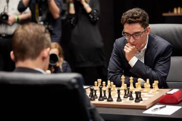 Carlsen-Caruana, primer asalto: tablas tras 7 horas y metedura de pata de Woody Harrelson