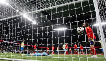 2-2. Aymeric Laporte despeja mal y Endrick, atento, dispara con la pierna izquierda. El balón, roza en Robin Le Normand lo justo para superar a Unai Simón.