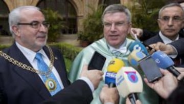 Thomas Bach (c), junto al presidente de la Universidad Cat&oacute;lica San Antonio de Murcia (UCAM), Jos&eacute; Luis Mendoza (i); el presidente del Comit&eacute; Ol&iacute;mpico Espa&ntilde;ol, Alejandro Blanco.