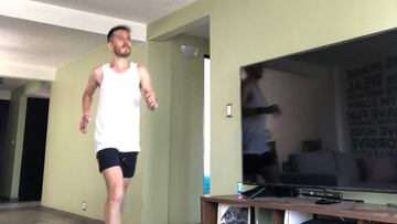 Juan Carlos Blanco, maratonista mexicano, corrió a un paso suave y terminó el 'maratón' en poco más de 4 horas y media, pero en un espacio de... ¡11 metros!